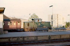 MH class photographed at the railway station in Fredericia, June 1976.  Built by Frichs, Denmark in a number of 120. The class was put in service in 1960 - 1965. C0. Dieselhydraulic 8-cyl MAN engine. 440 hp. Max speed 60 km/h - 37 mph. Length 9 440 mm. Weight 45 metric tonnes.